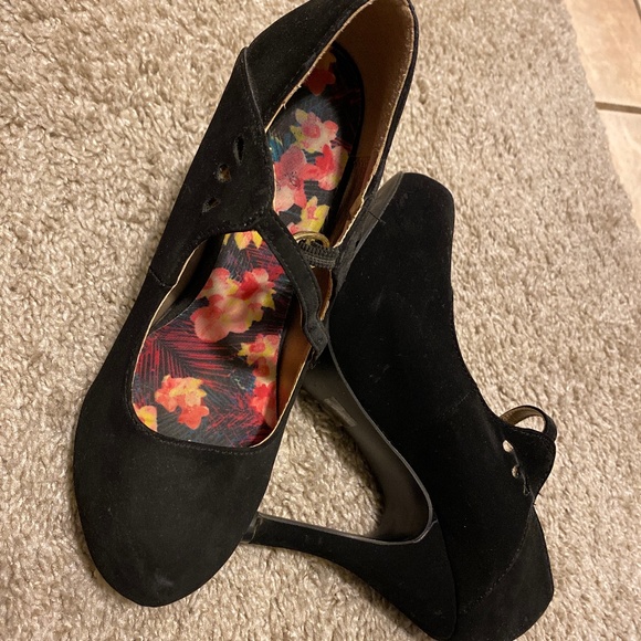 Heels - Picture 1 of 4